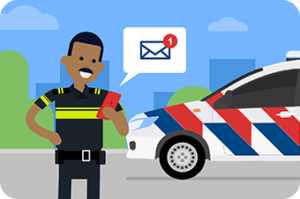 Politieagent ontvangt melding van nieuw bericht op telefoon, politieauto op achtergrond